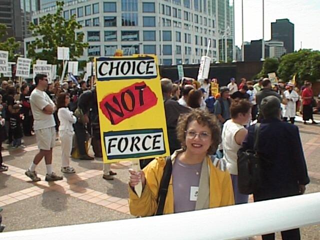 Judi Chamberlin en una protesta