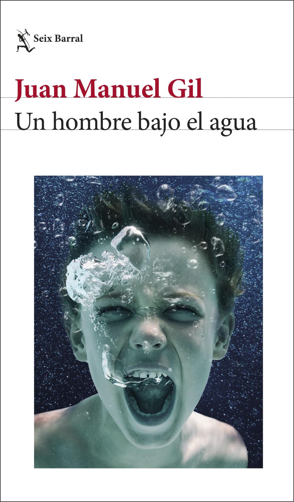 Un hombre bajo el agua