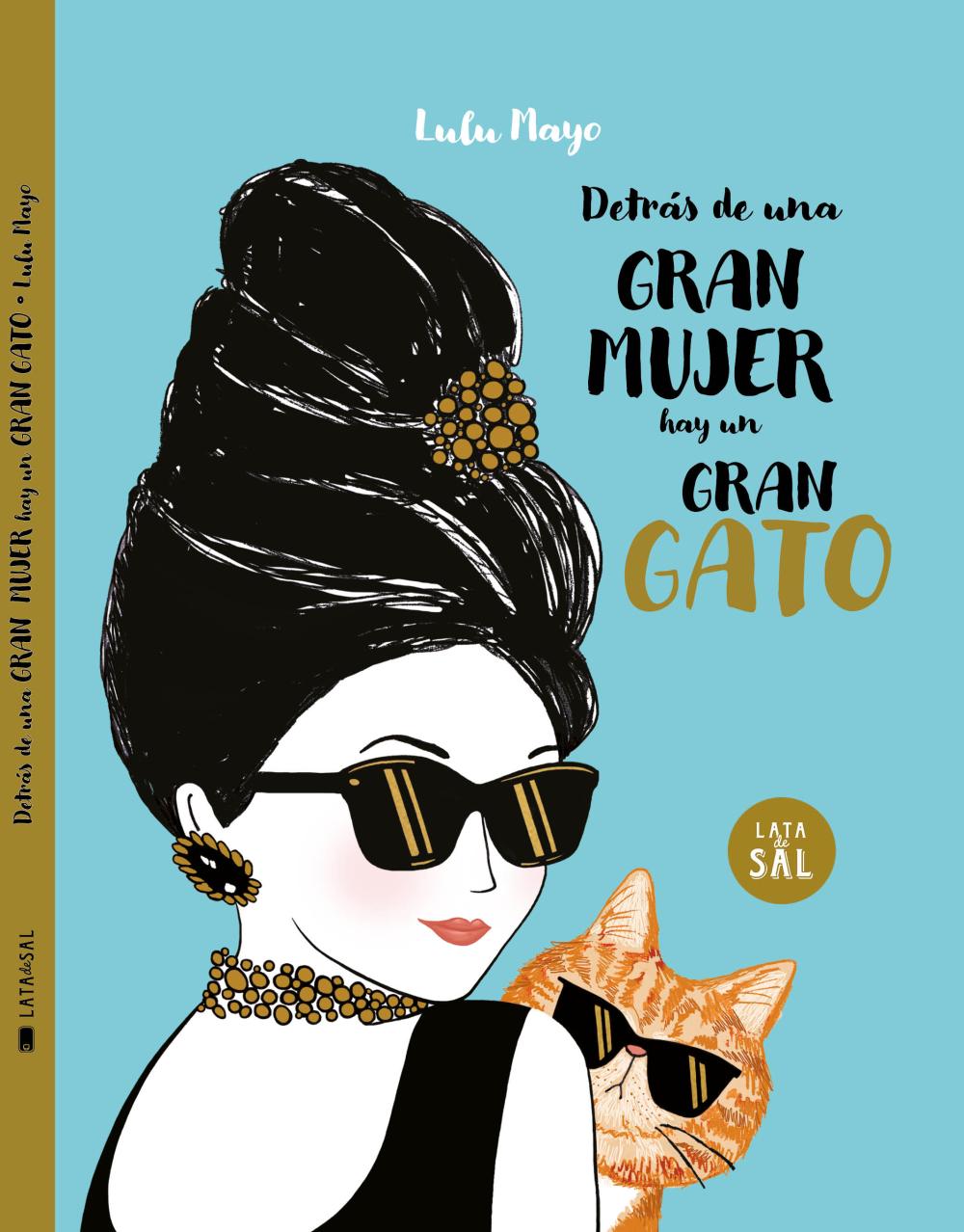 Detrás de una mujer hay un gran gato